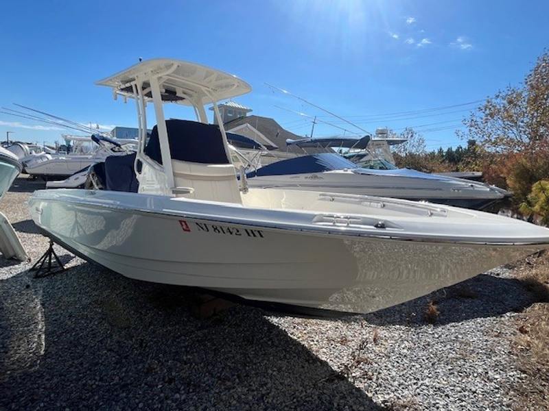 2024 Boston Whaler 220 Dauntless